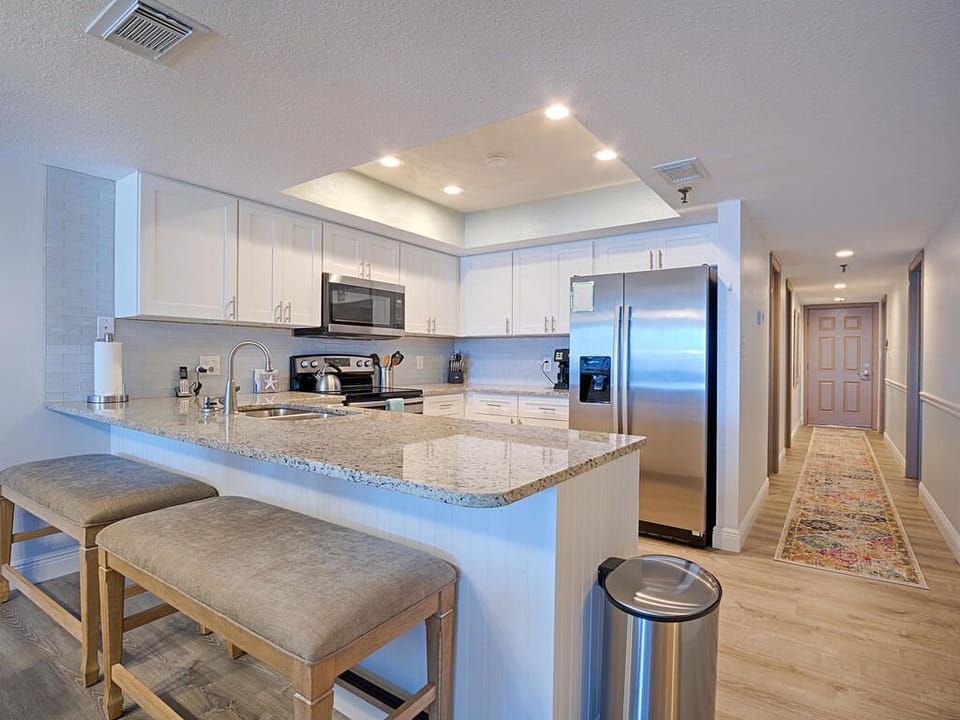 Kitchen Counter seats 4