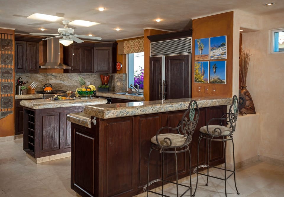 Enjoy having breakfast on the marble countertops of Casa Alcini's luxurious and modern kitchen.