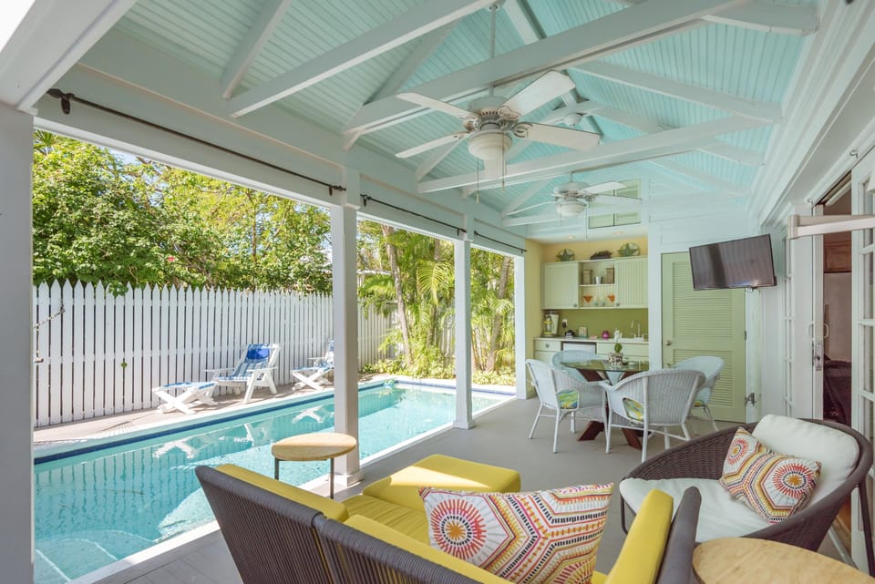 Lovely lanai with television /outdoor bar area