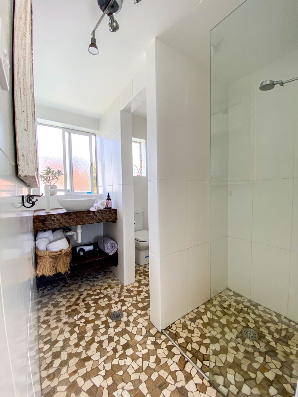 Bathroom & toilet