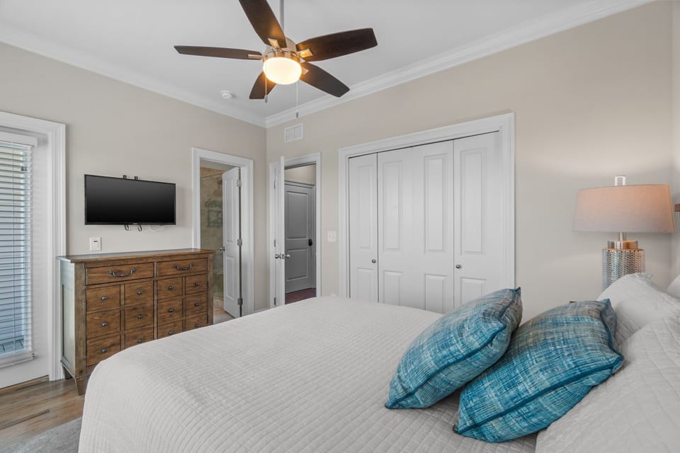 Third floor queen bedroom 