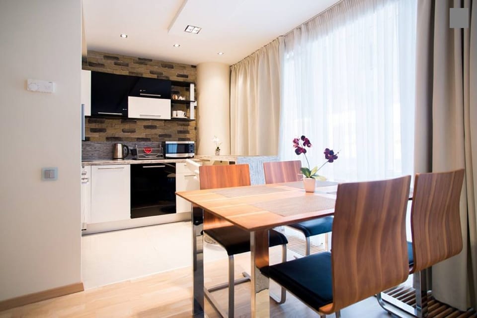 Kitchen & Dining Area