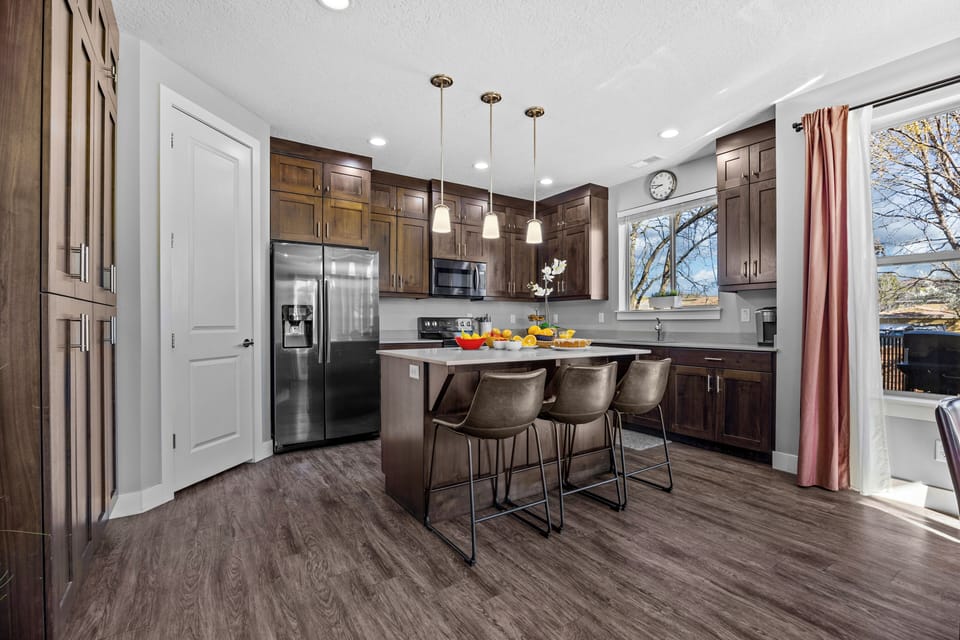 590 Kitchen Brand New ('18), New Samsung Appliances, w/ an Island