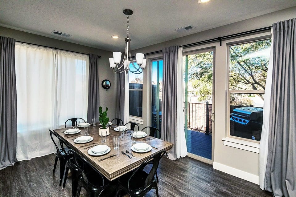 594 Dinning Area with Seating for 8!