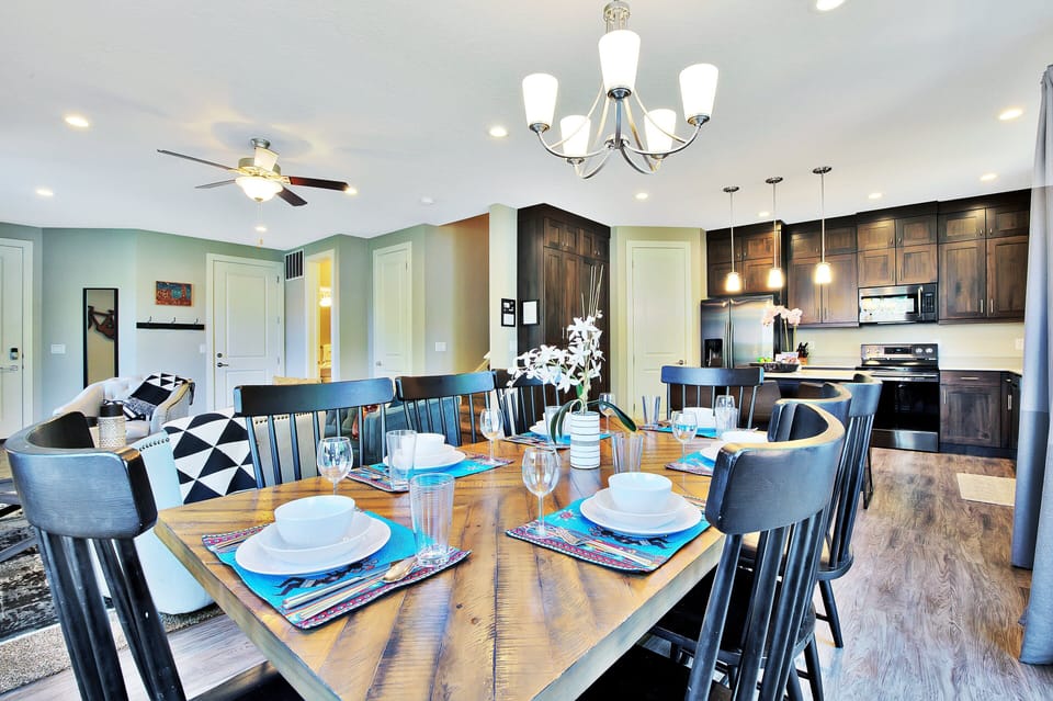 590 Dining Area with Seating for 8