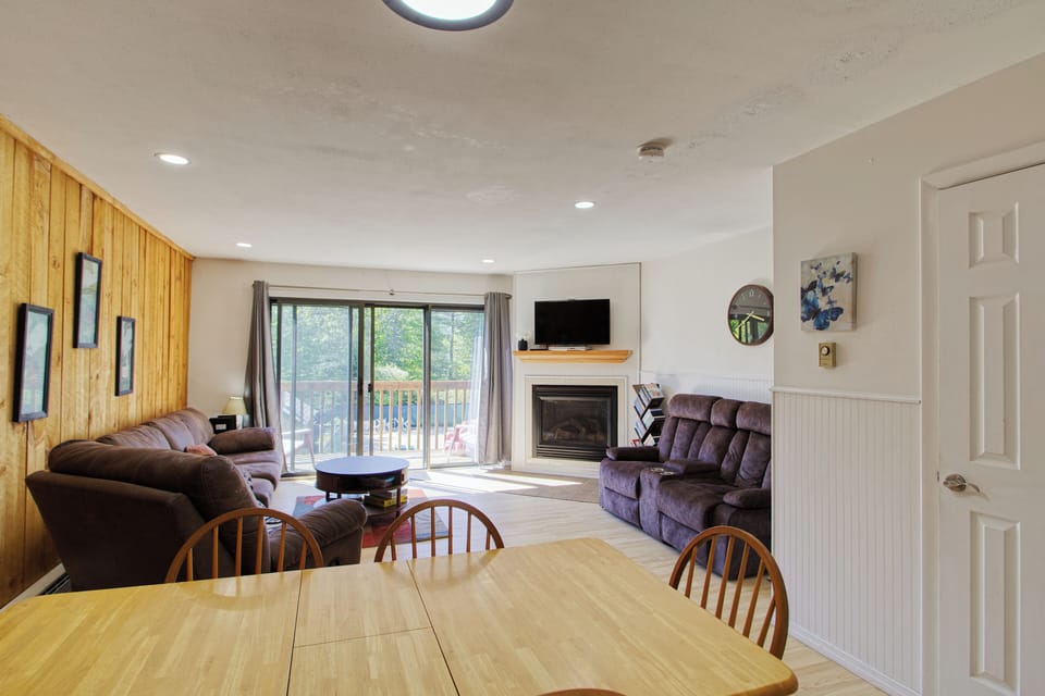 Spacious living room in Waterville Valley