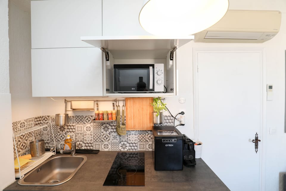 Fully equipped kitchen with pantry