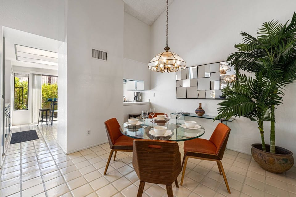 Dining for Four and Additional Two at Kitchen Counter