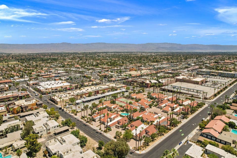 Great Location! Near El Paseo!