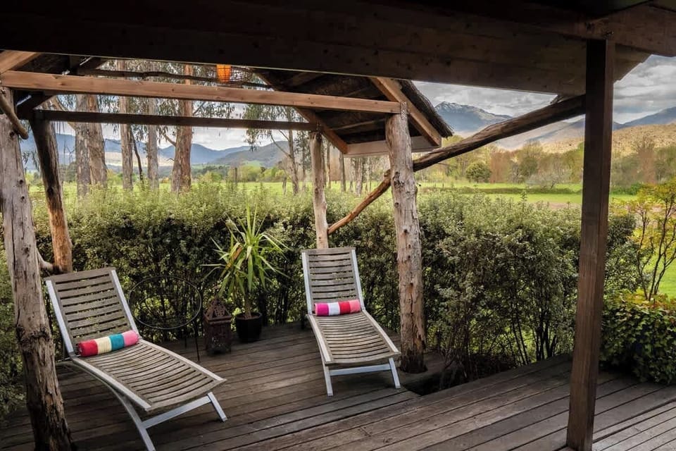 Thatched pergoda and spa of the cosy Snowgum chalet