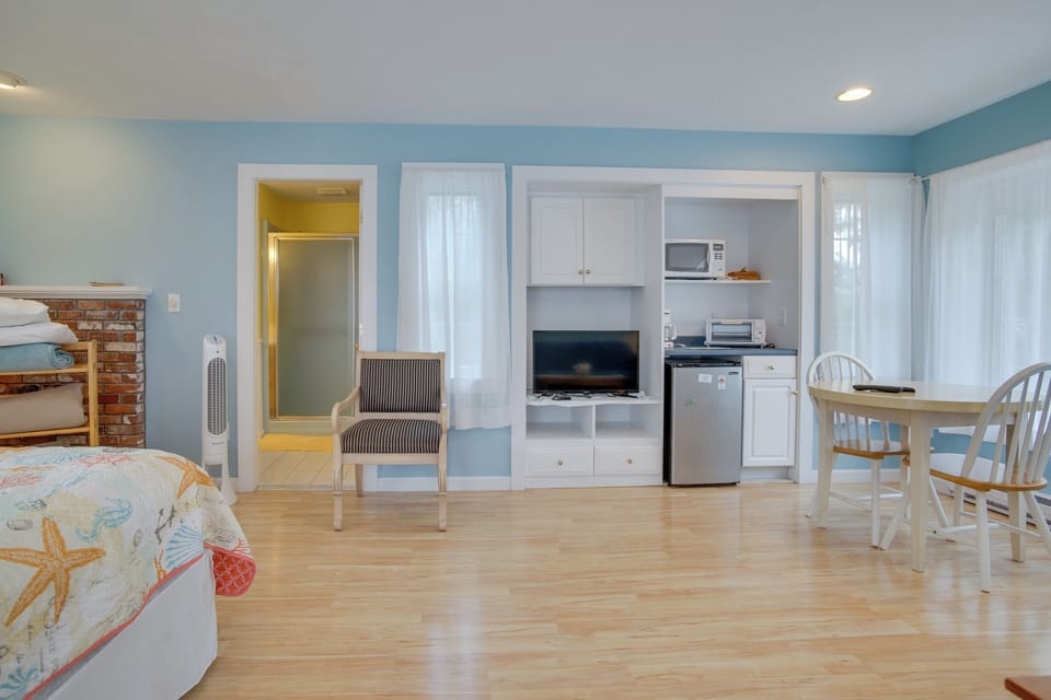 Studio Layout | Kitchenette | Smart TV