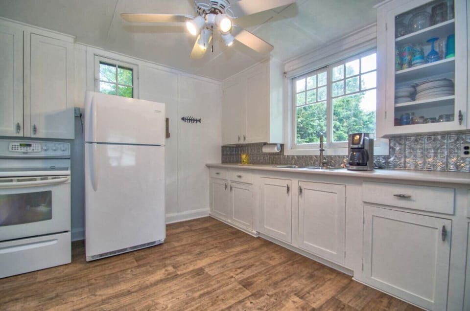Kitchen, opens to dining room
