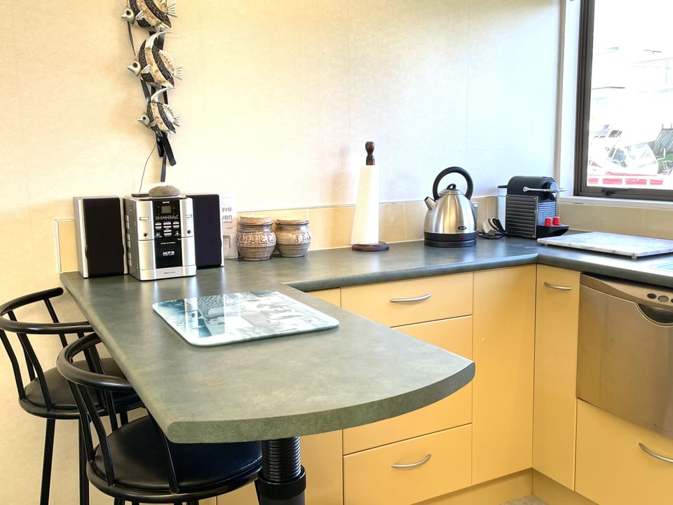 Breakfast bar 