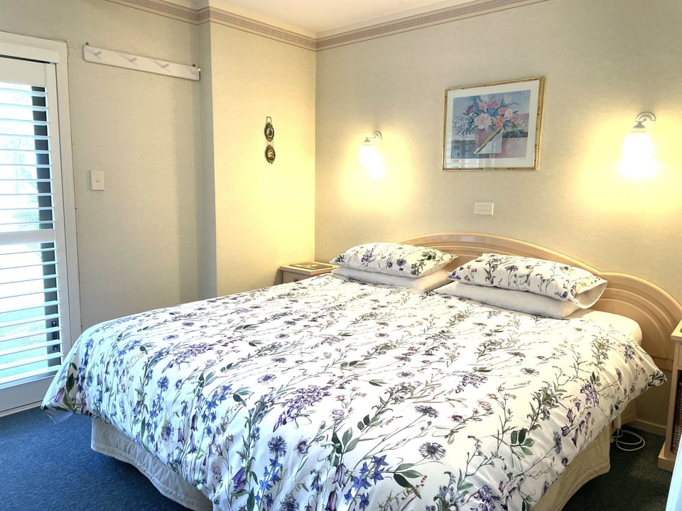Bedroom optional king bed