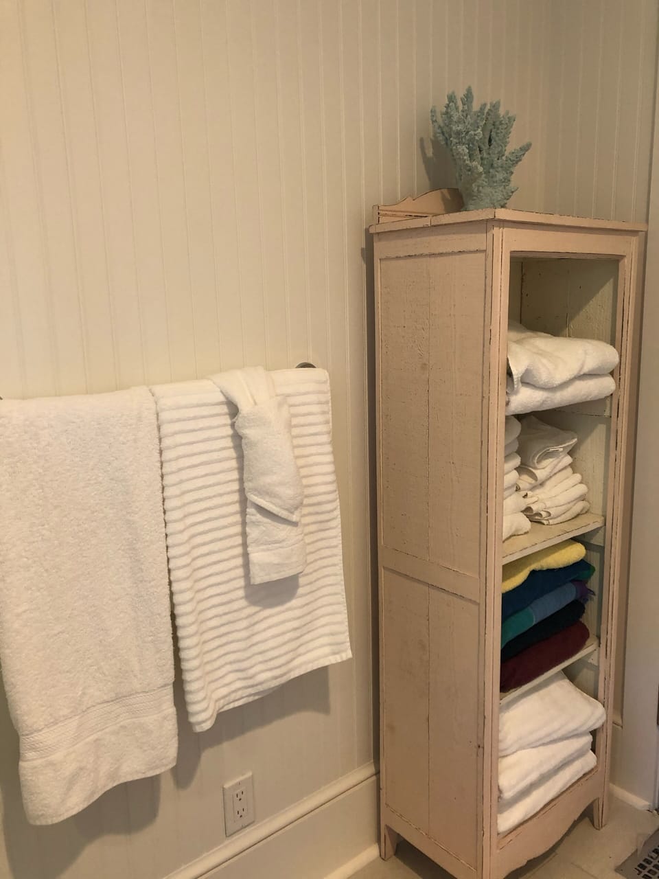Plenty of towels in 2nd bathroom and amenities 