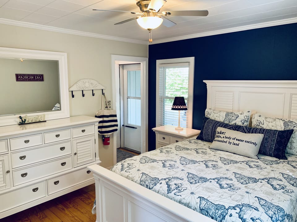 Queen w/ tempurpedic topper, adjacent full bathroom & air conditioner