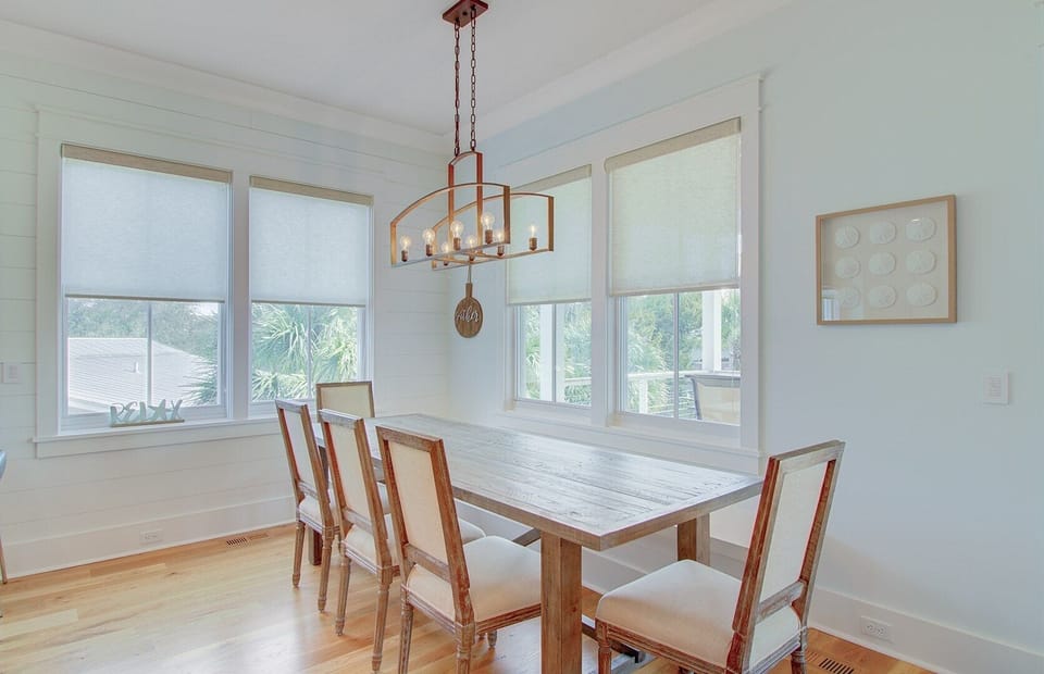 Room for Eight at Dining Table