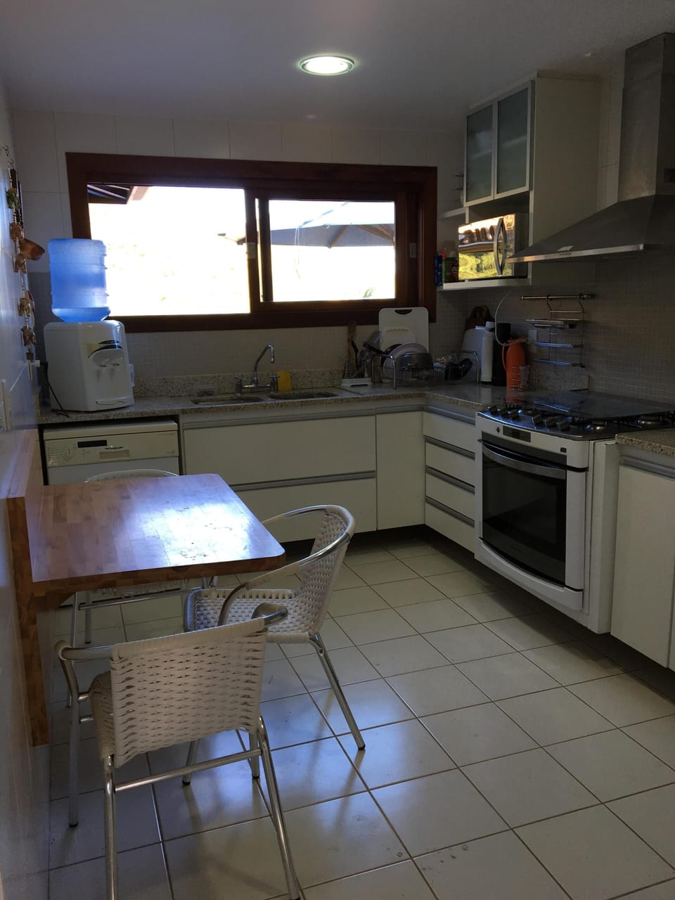 Cozinha toda equipada 
Conexão com deck e currasqueira