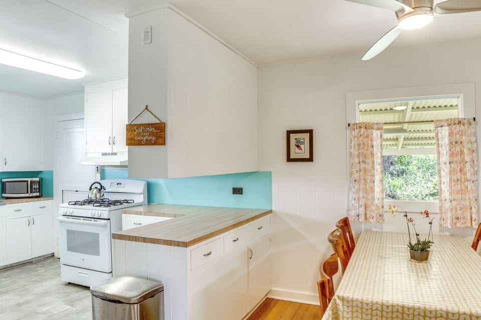 Kitchen | Fridge | Stove/Oven | Microwave | Dishware & Glassware