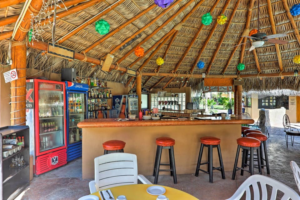 Community Amenities | Oasis Bar & Grill