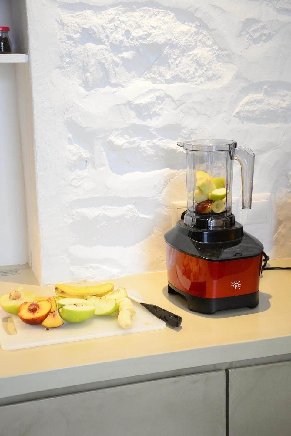 Top-quality blender for your healthy and detox recipes. Recipe books  available