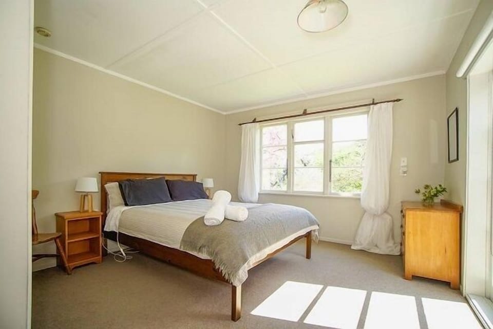 Mahaanui Cottage main bedroom