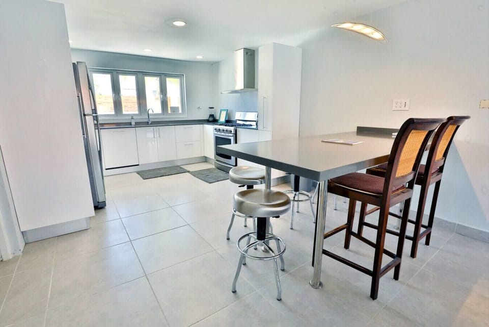 FULL KITCHEN: Breakfast bar