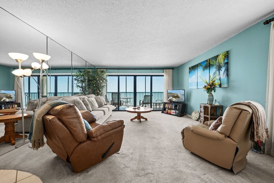 Spacious living room