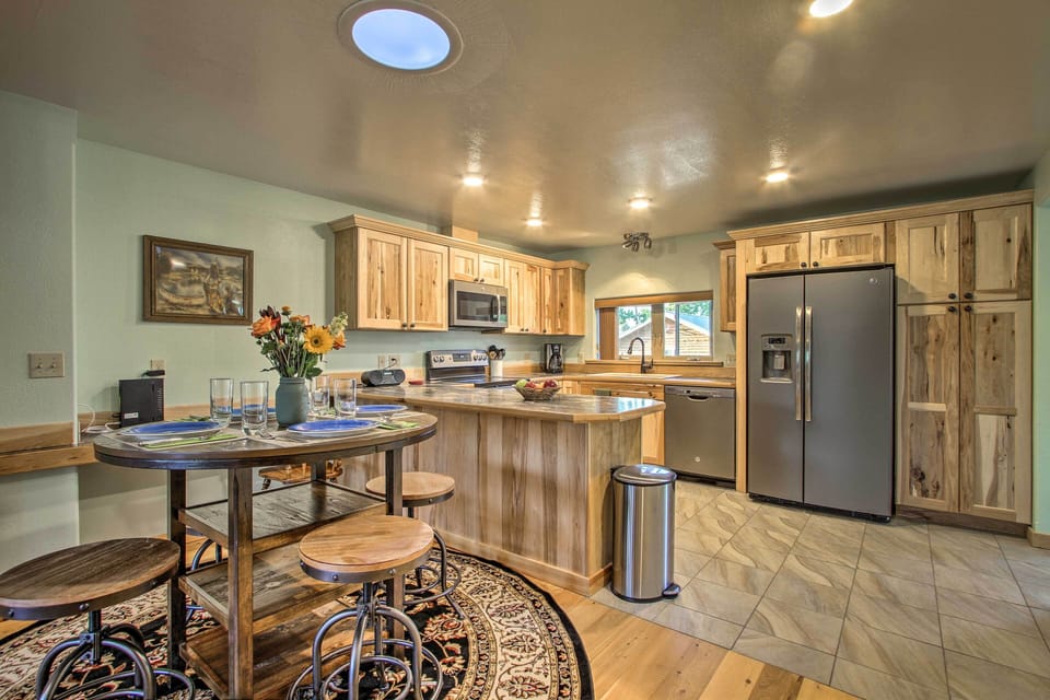 Dining Area | Dishware/Flatware Provided