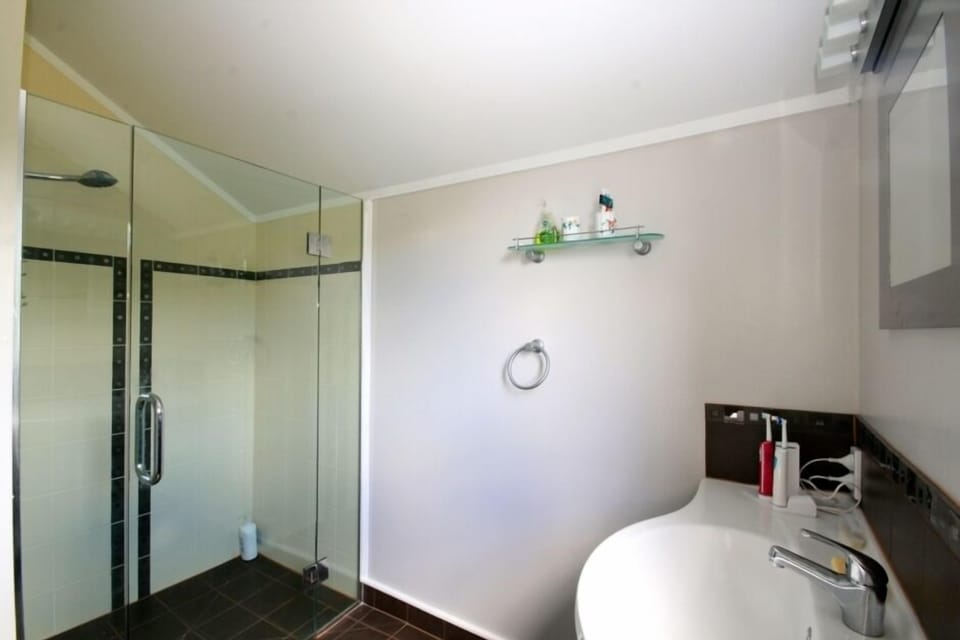 Master en-suite bathroom