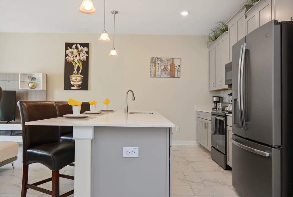Fully Equipped Kitchen w Granite Counter Top