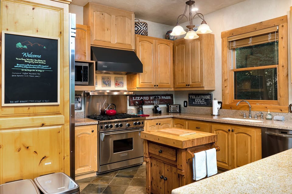 Full Chefs Kitchen Mountain View Estates 2 - Vivid Vacation Rent - Spacious Chef's Kitchen - Lots of countertop space and all cookware, large and small appliances Mountain View Estates 2 - Vivid Vacation Rentals