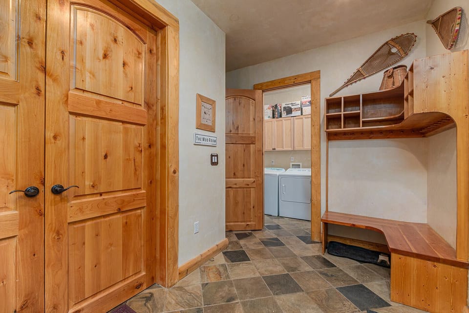 Basement Mudroom Entry - Mountain View Estates 2 - Vivid Vacatio - From the garage you enter the mudroom with coat hooks, built in cubbies and sitting bench. Mountain View Estates 2 - Vivid Vacation Rentals