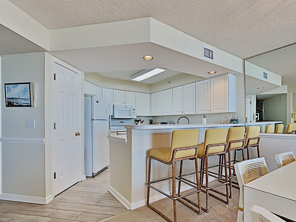 Breakfast Bar & Kitchen