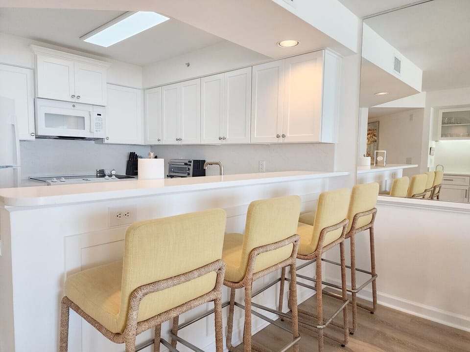 Breakfast Bar & Kitchen