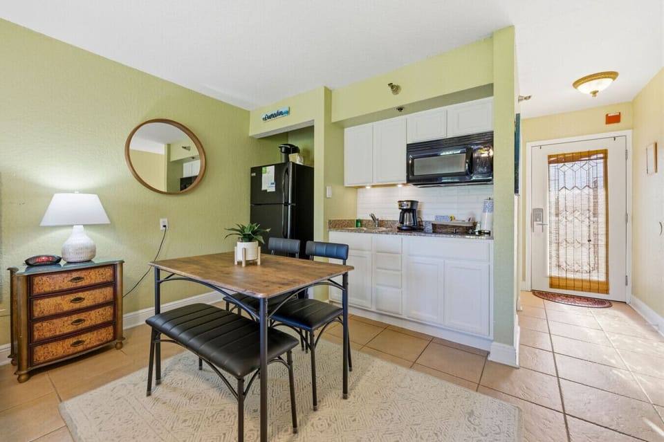 Kitchenette w/ full size fridge