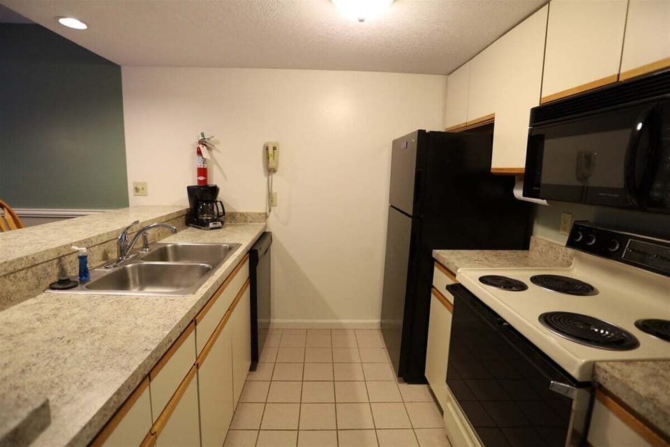 Full Kitchen at Deer Park Vacation Condo near Loon Mountain