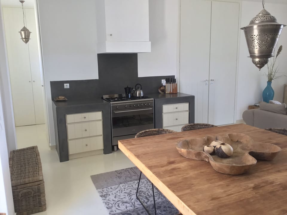 otherside of the kitchen. The big 220cm fridge we have seperate in the hallway 