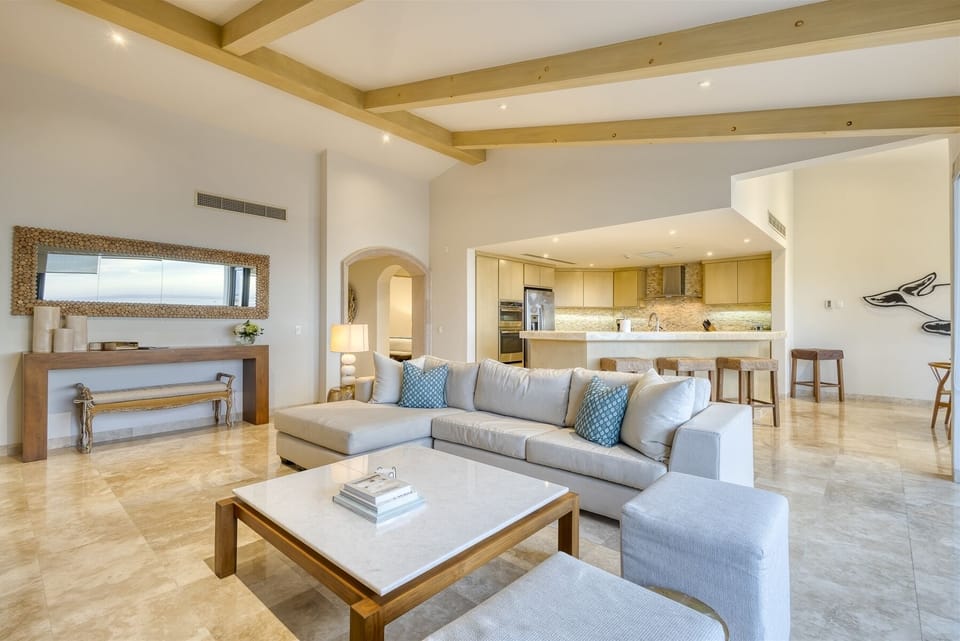 Open, clean uncluttered & tastefully decorated