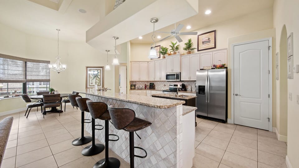 Kitchen with breakfast bar