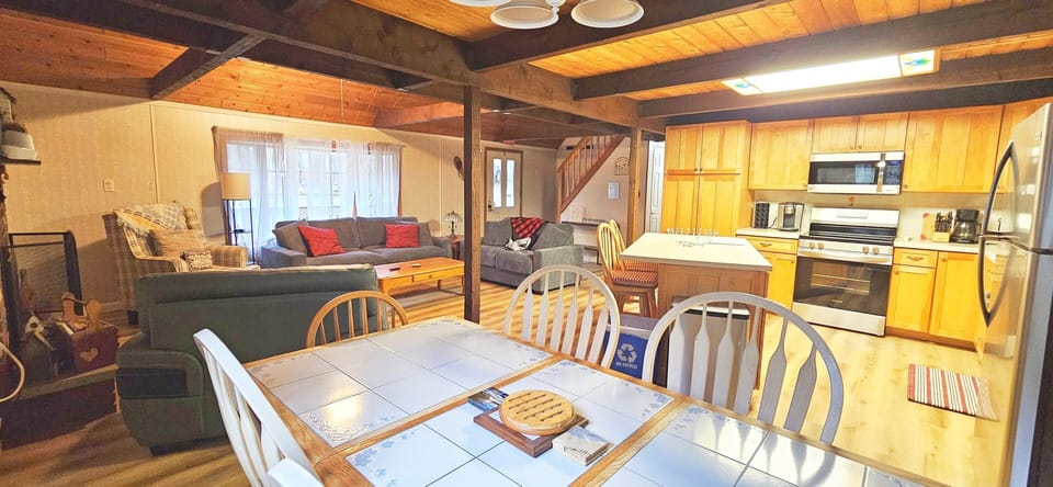 Kitchen Dining seats 6