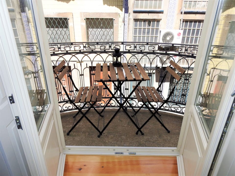 balcony with view on Rua de Tras. Seating for 2