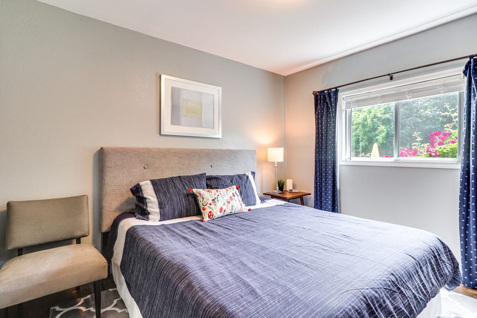 Bedroom | King Bed | Linens Provided