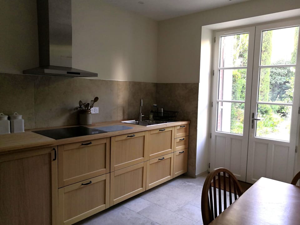 Well equipped kitchen + washing machine, dishwasher, hob, oven, fridge/freezer