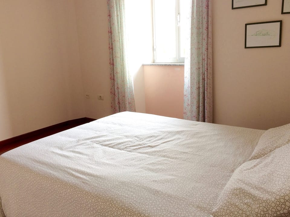 Bedroom 2 w/out crib