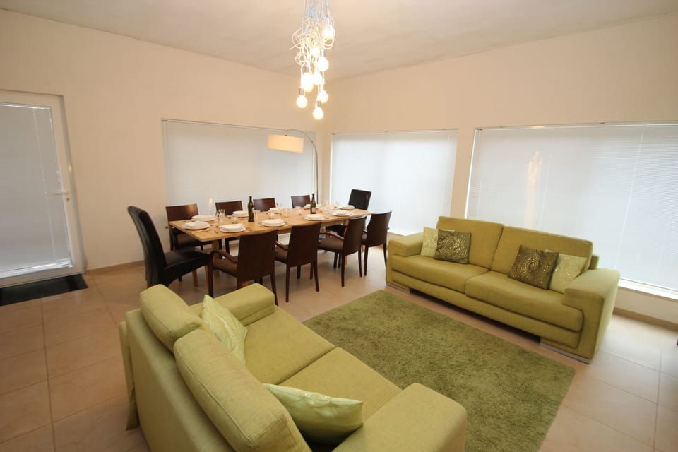 Lounge and dining in the sun room