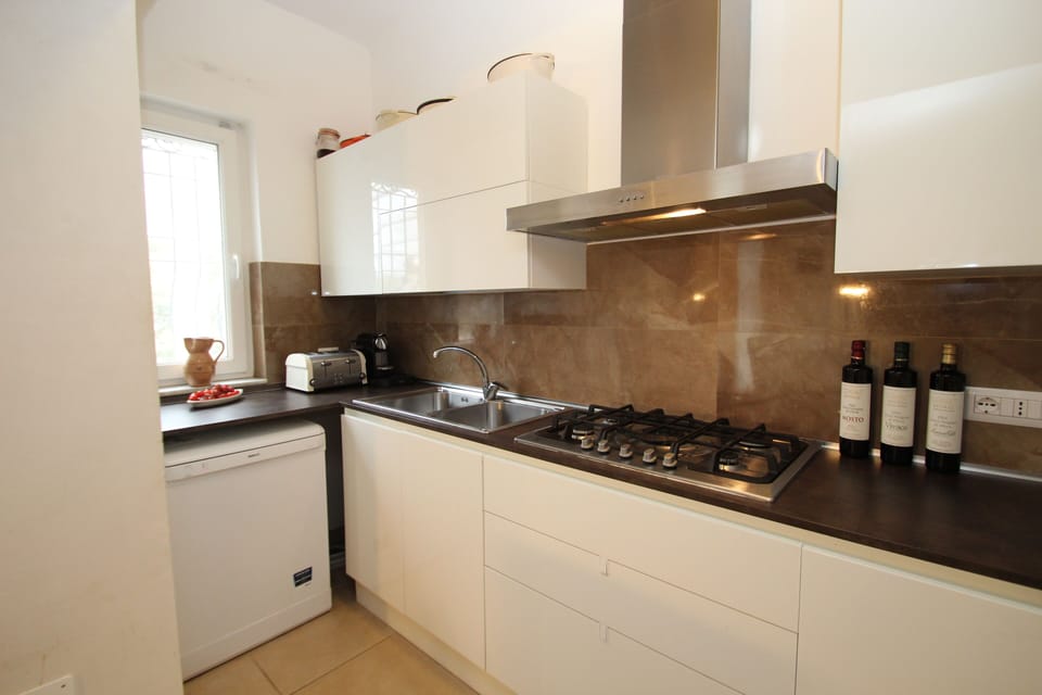 Kitchen showing dishwasher