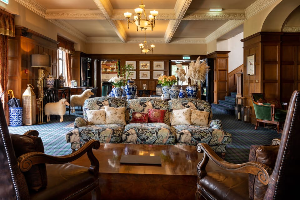 Lobby lounge