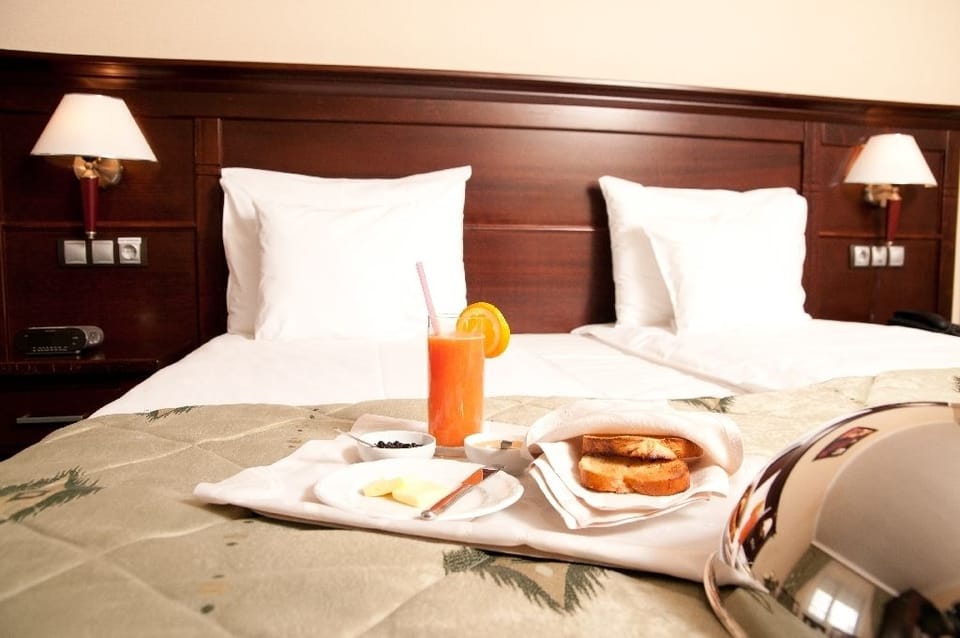 Deluxe Double or Twin Room | Room service - dining