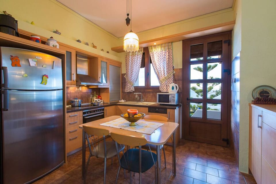 Fully equiped kitchen and sitting table.